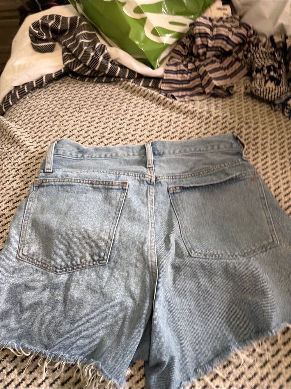 Madewell mom Jean medium Wash Distressed Denim Cutoff Shorts - Picture 3 of 3